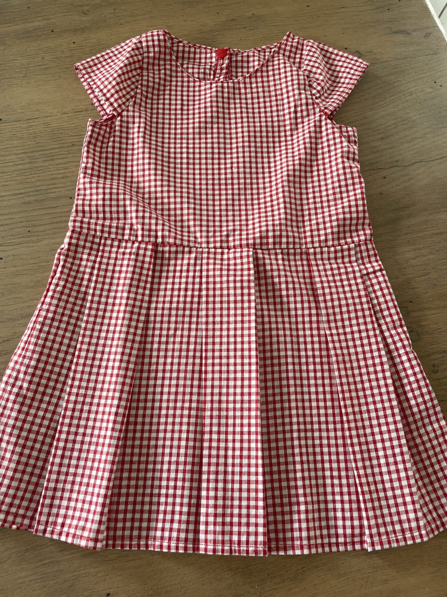 Robe manches courtes, plis plat