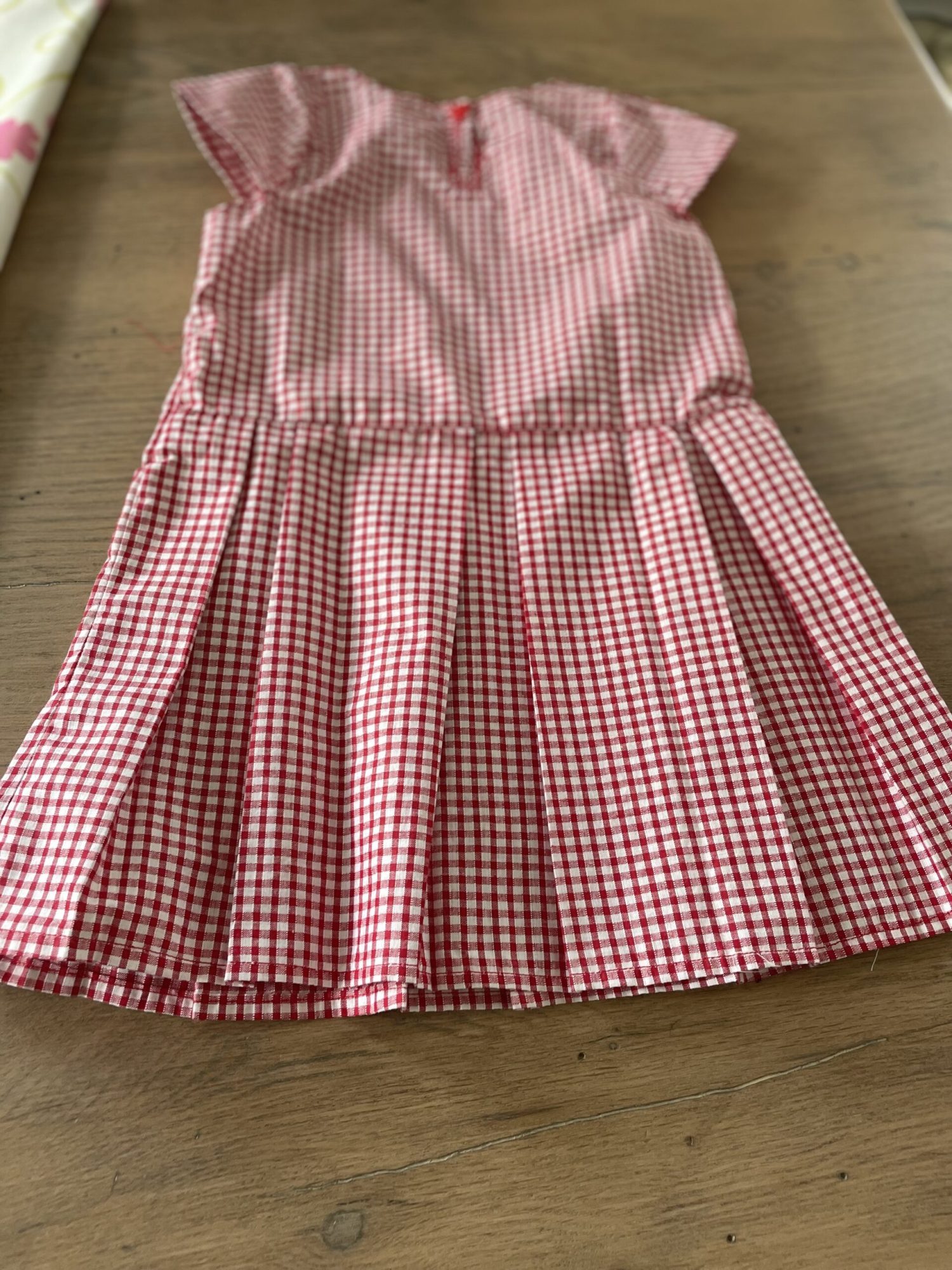 Robe manches courtes, plis plat