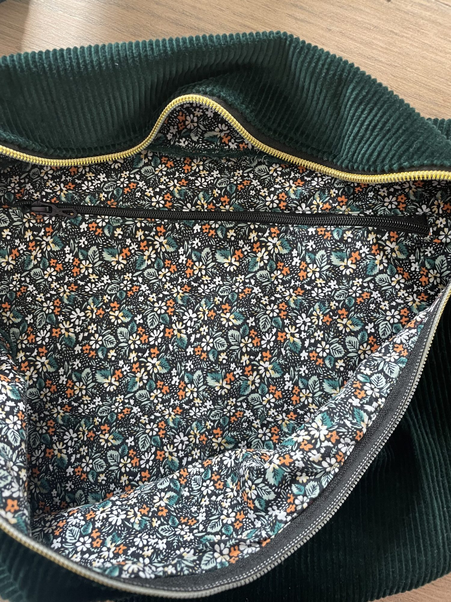 Sac banane velours vert, intérieur liberty